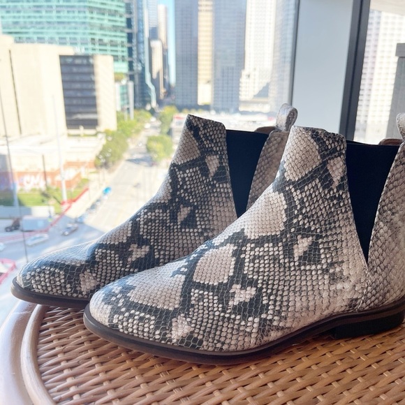 Lucky Brand Haylia Western Snake Print Round Toe Ankle Boots Size 8.5 - Picture 1 of 4
